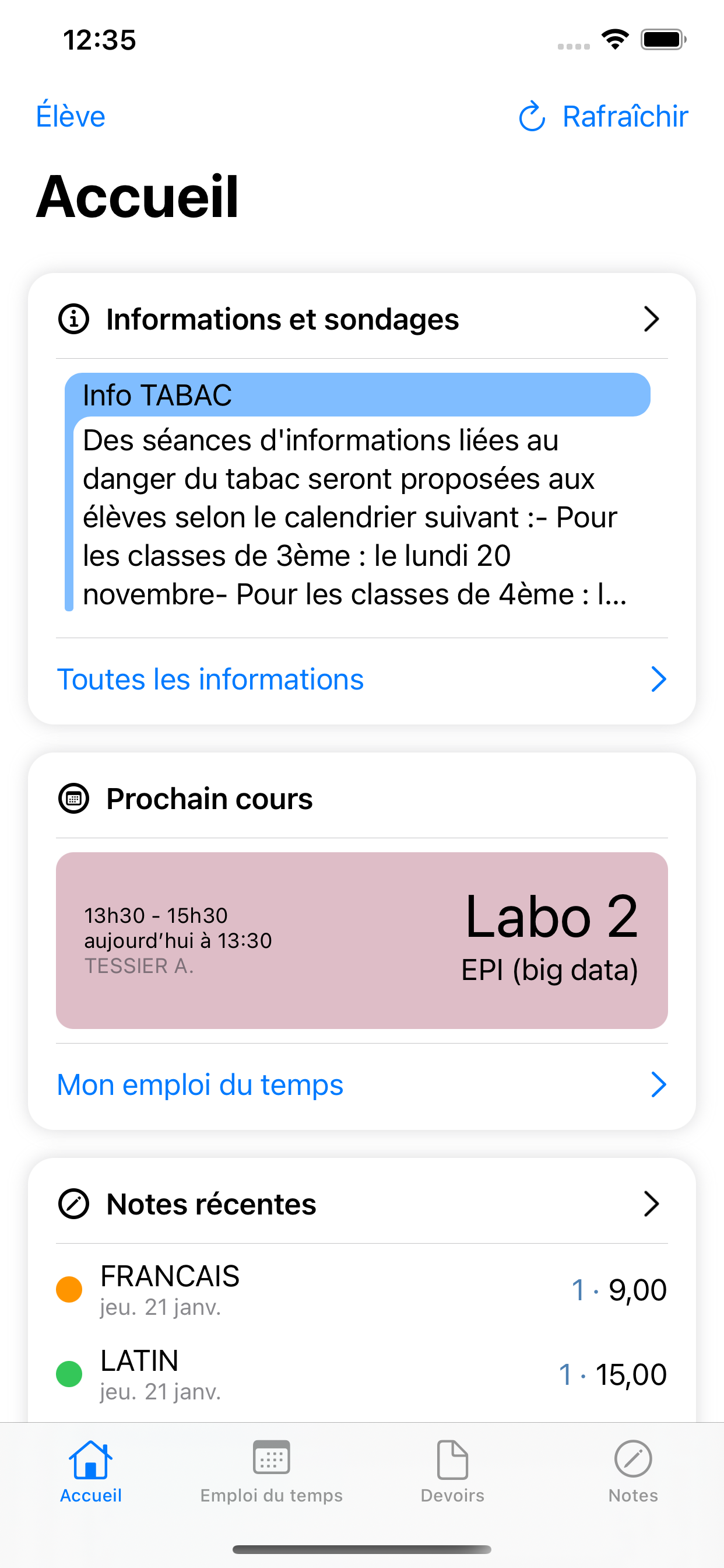 Screenshot of the main view of the app, with the Informations, next class, and recent grades visible